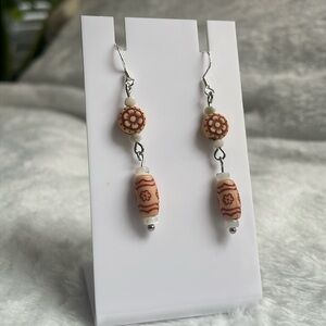 Fun daisy/flower earrings with 925 silver hooks